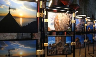 İzzet Keribar'ın Akdamar fotoğrafları Aya İrini'de sergileniyor