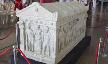 Herakles Lahdi'nin replikası Antalya Akvaryum Fuaye alanında sergileniyor