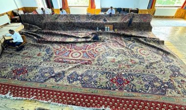 Osmanlı Devleti'nin 113 yıl önce Hollanda'ya hediye ettiği Hereke halısının restorasyonu sürüyor