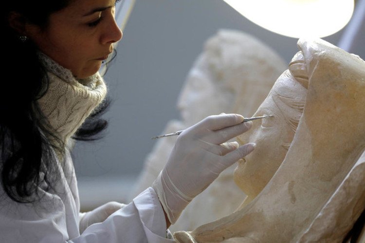 Arkeologlar Şam Müzesi’ndeki Palmira Eserlerini Restore Ediyor
