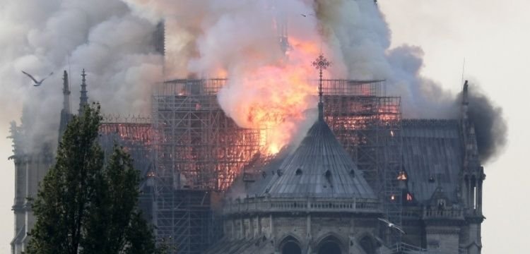 Notre-Dame Katedrali'ndeki yangın restorasyon kaynaklı olabilir
