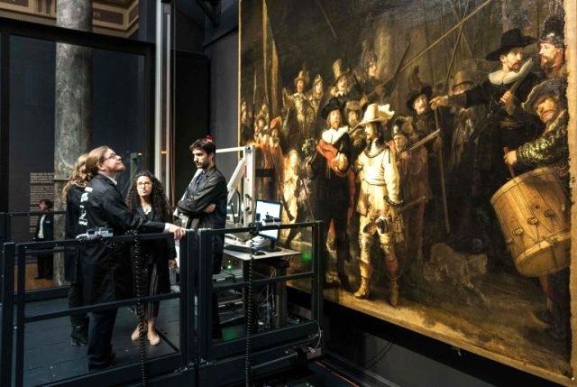 Amsterdam'da Rembrandt'ın Gece Devriyesi resminin restorasyonu halka açık yapılıyor