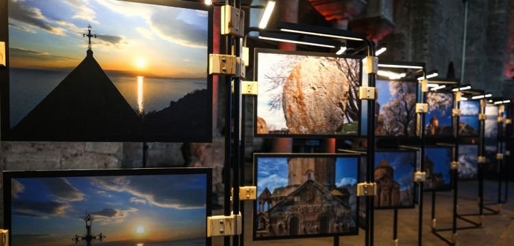 İzzet Keribar'ın Akdamar fotoğrafları Aya İrini'de sergileniyor