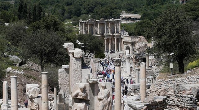 Efes Antik Kenti'nde ziyaretçi sayısı 2 milyona yaklaştı